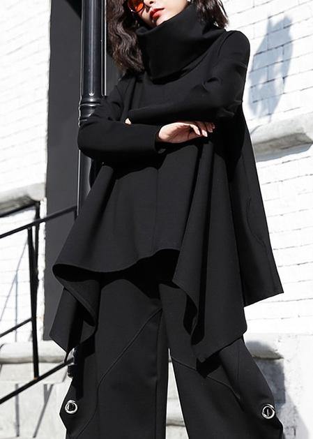 "Kvinnors svart asymmetrisk blus med hög hals, elegant design och överdimensionerad passform, perfekt för modern stil."