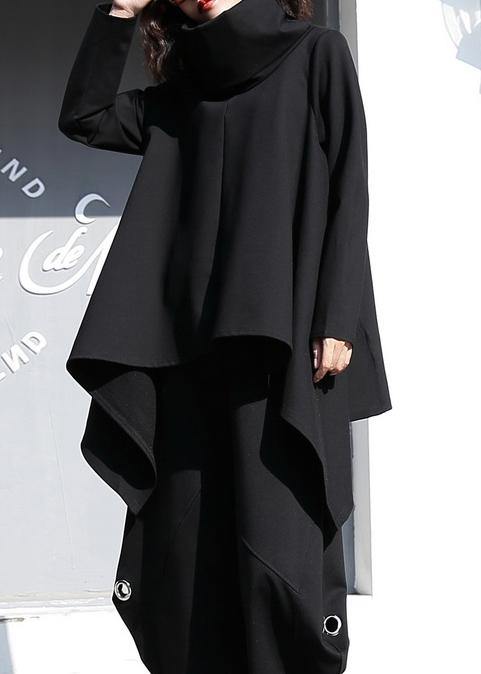 "Kvinnors svart asymmetrisk blus med hög hals, elegant design och överdimensionerad passform, perfekt för modern stil."