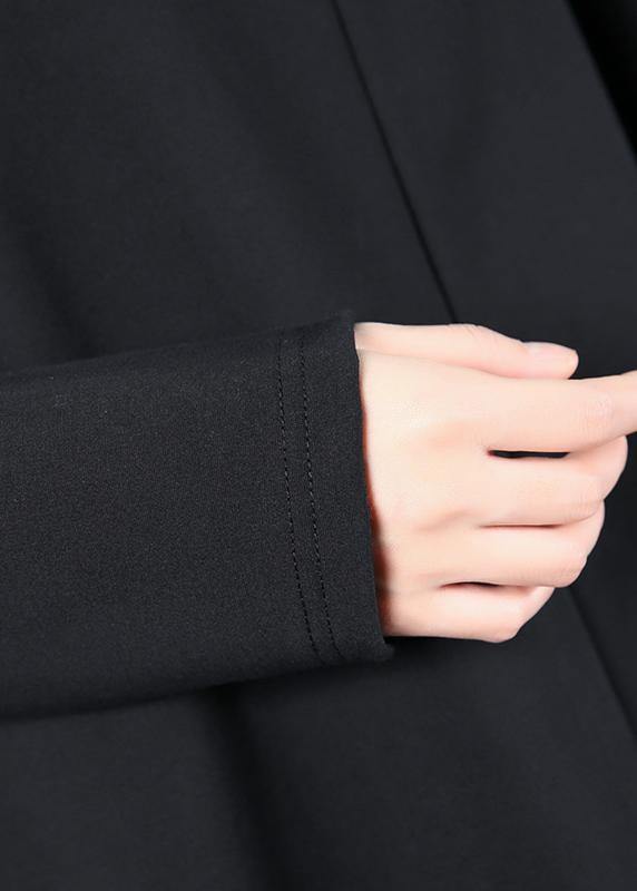 "Kvinnors svart asymmetrisk blus med hög hals, elegant design och överdimensionerad passform, perfekt för modern stil."