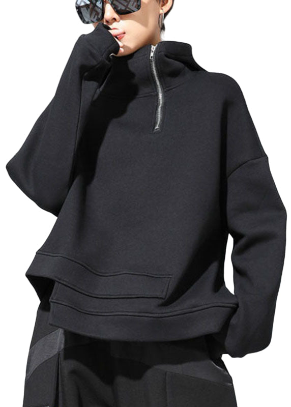 "Kvinnors svart asymmetrisk sweatshirt med dragkedja, modern design och rymlig passform."