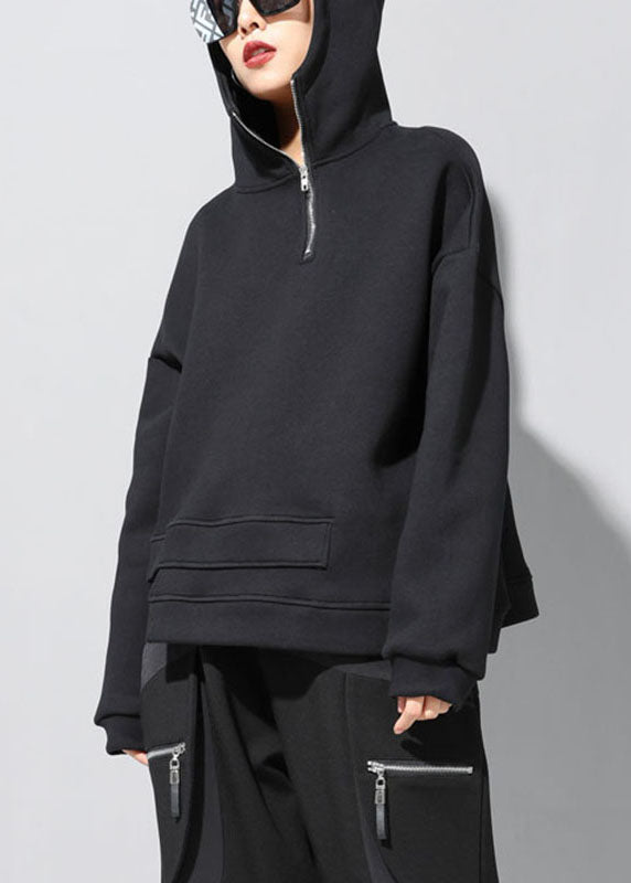 "Kvinnors svart asymmetrisk sweatshirt med dragkedja, modern design och rymlig passform."