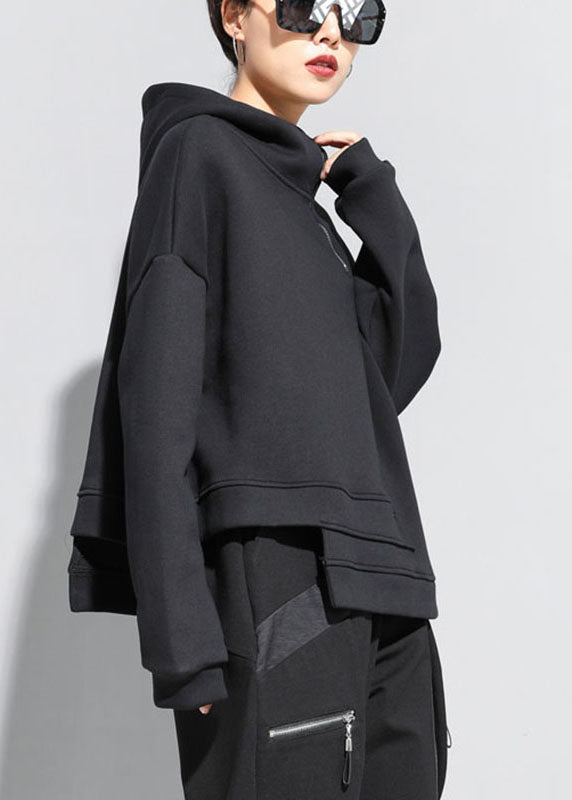 "Kvinnors svart asymmetrisk sweatshirt med dragkedja, modern design och rymlig passform."
