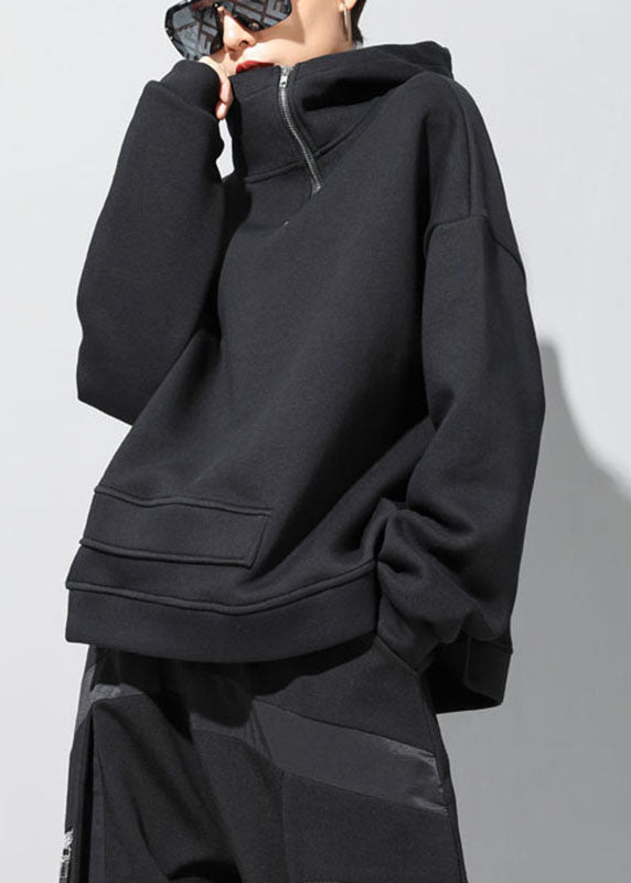 "Kvinnors svart asymmetrisk sweatshirt med dragkedja, modern design och rymlig passform."