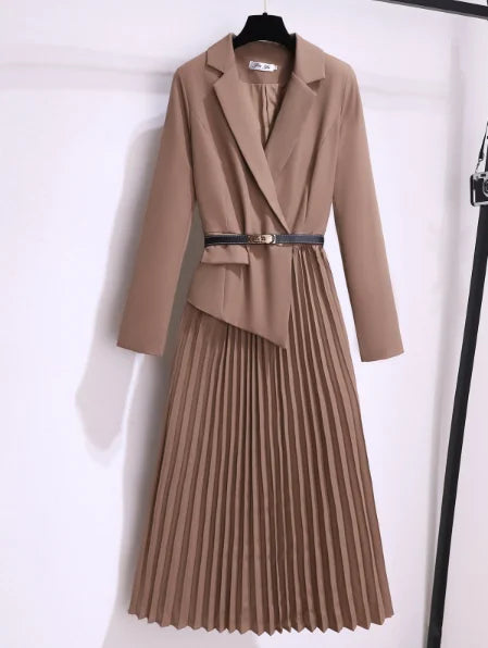 Kvinnors svart blazer klänning med plisserad kjol, elegant design, justerbart bälte, idealisk för kontor och kväll.