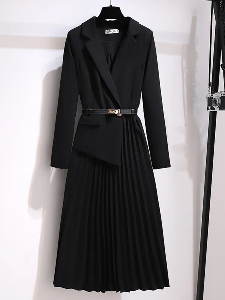 Kvinnors svart blazer klänning med plisserad kjol, elegant design, justerbart bälte, idealisk för kontor och kväll.