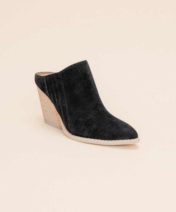 "Kvinnors svarta chunky hill wedge mule skor med öppen bakdel och modern design, perfekt för chic och bekväm stil."