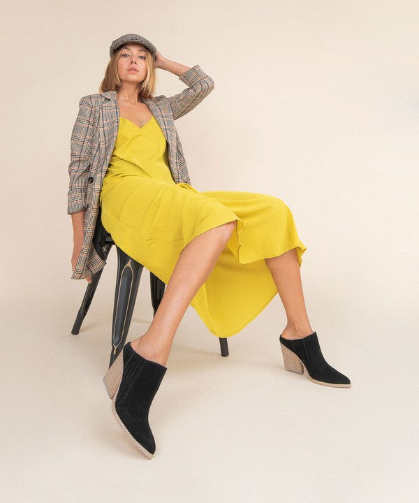 "Kvinnors svarta chunky hill wedge mule skor med öppen bakdel och modern design, perfekt för chic och bekväm stil."