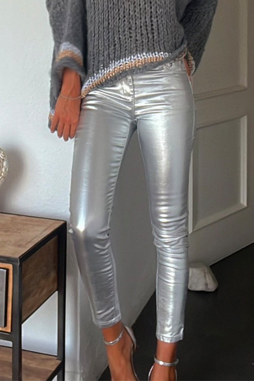 "Kvinnors svarta leggings i konstläder med fickor, elegant finish, figurnära passform, idealisk för vardag och fest."