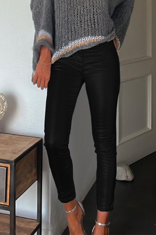 "Kvinnors svarta leggings i konstläder med fickor, elegant finish, figurnära passform, idealisk för vardag och fest."