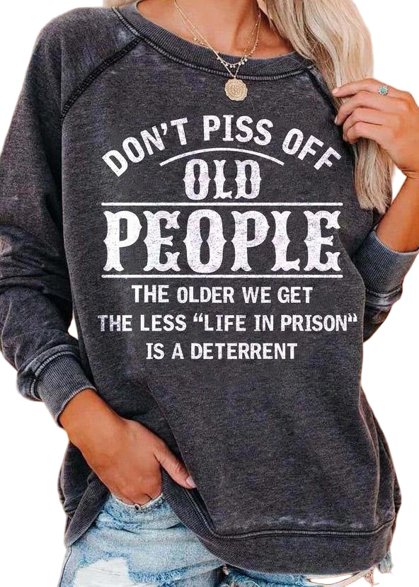 "Kvinnors trendig grafisk hoodie i mörkgrå bomull, mjuk och stilren design med unik grafisk print."