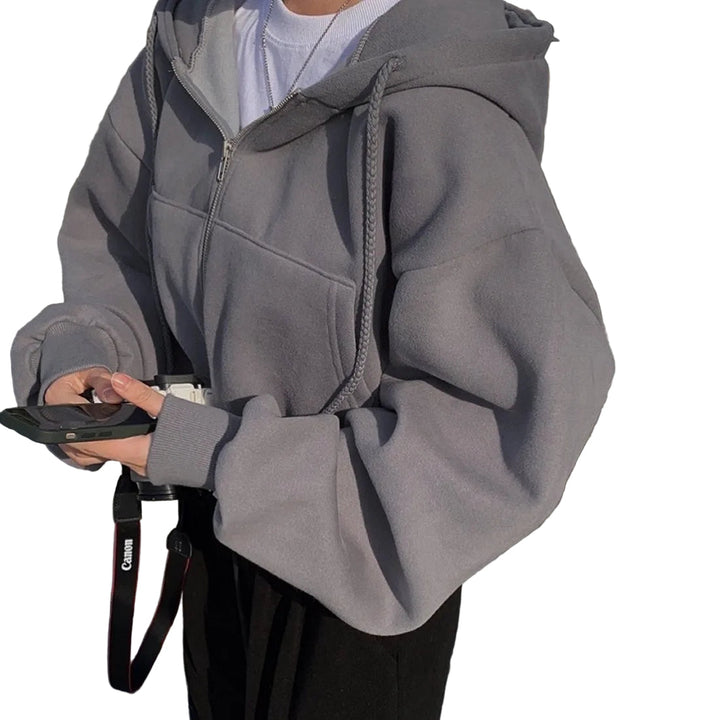 "Kvinnors trendig hoodie med dragkedja och sluttande axlar i modern passform, mångsidig design i olika färger."
