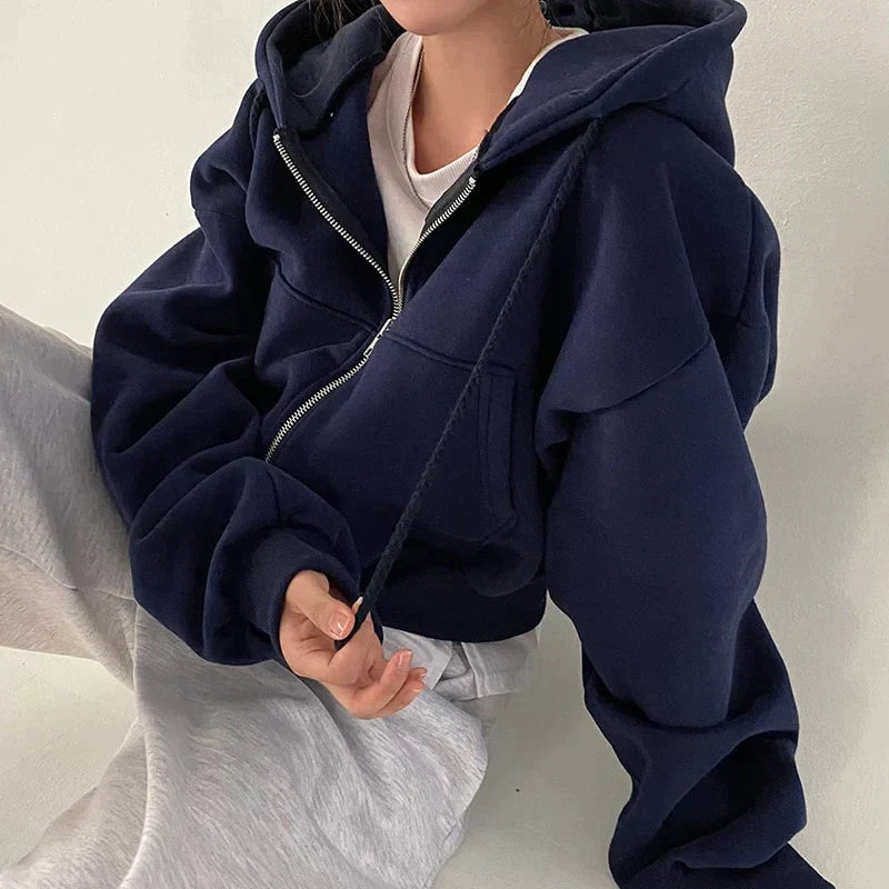 "Kvinnors trendig hoodie med dragkedja och sluttande axlar i modern passform, mångsidig design i olika färger."