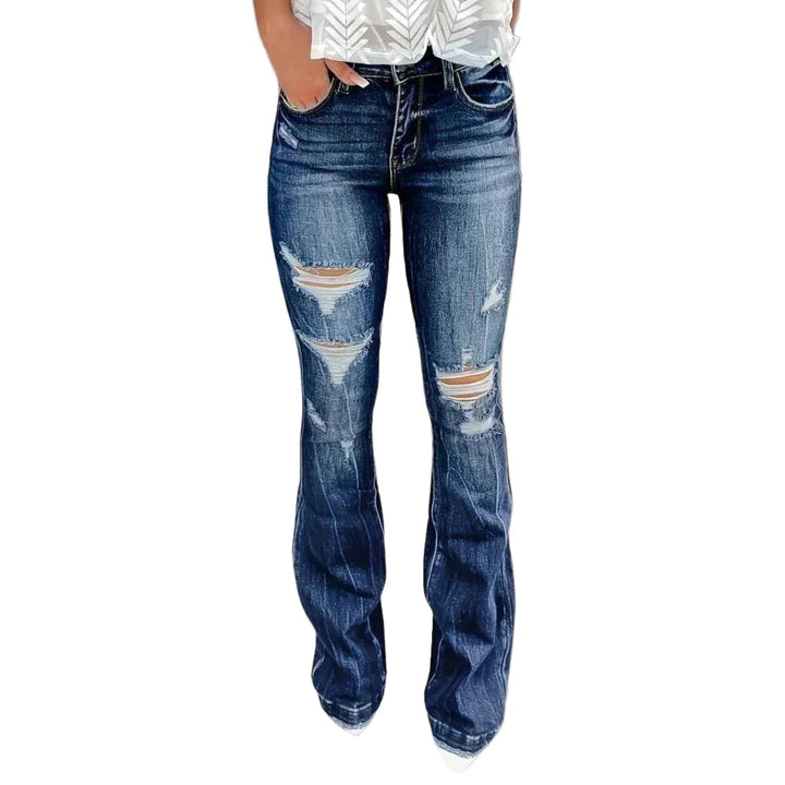 "Kvinnors trendiga högmidjade utsvängda jeans med rippade detaljer, framhäver figur och ger modern edge."