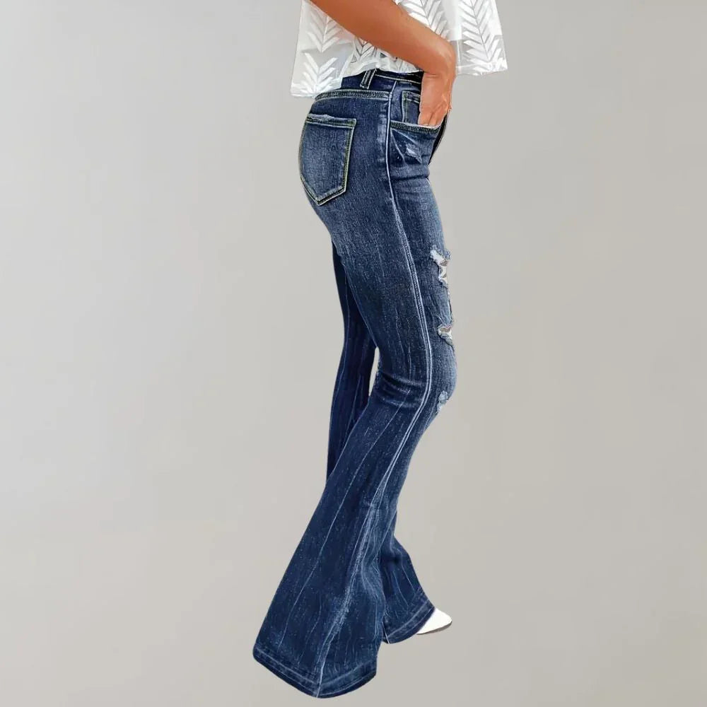 "Kvinnors trendiga högmidjade utsvängda jeans med rippade detaljer, framhäver figur och ger modern edge."