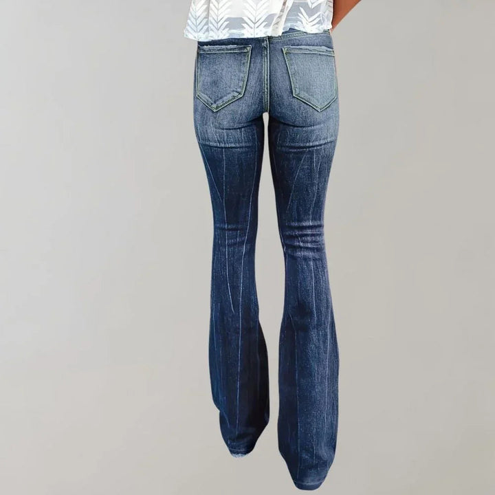 "Kvinnors trendiga högmidjade utsvängda jeans med rippade detaljer, framhäver figur och ger modern edge."