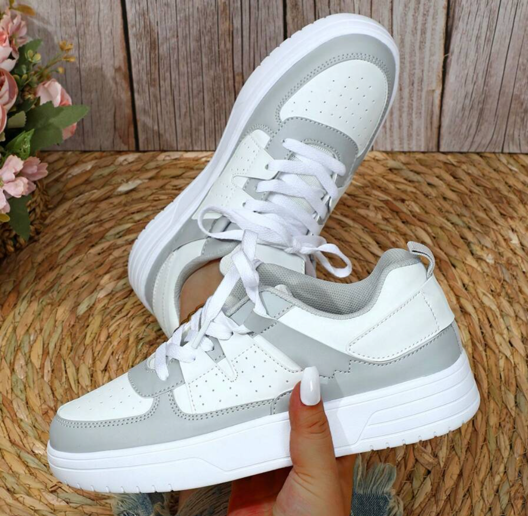 Kvinnors trendiga sneakers med leopardmönster, unik design, komfortabel passform, perfekt för stilmedvetna kvinnor.