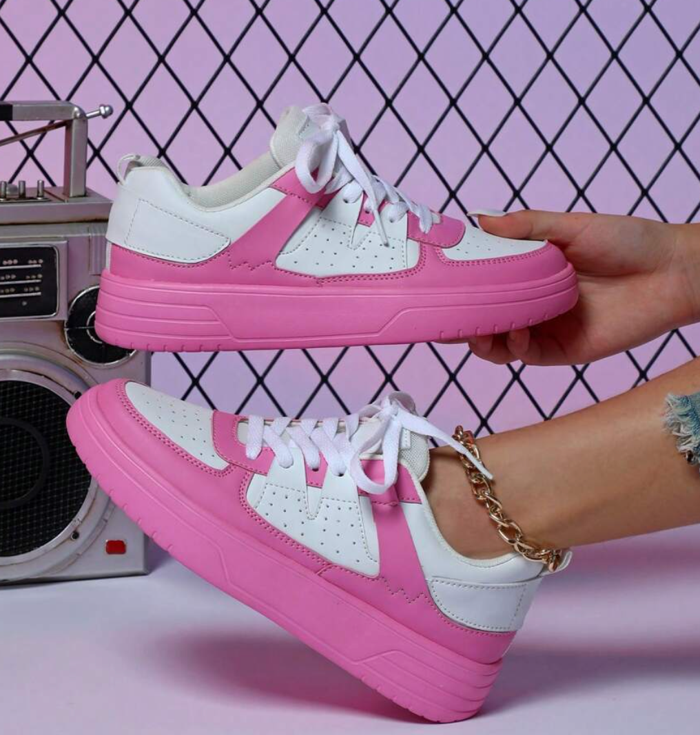 Kvinnors trendiga sneakers med leopardmönster, unik design, komfortabel passform, perfekt för stilmedvetna kvinnor.