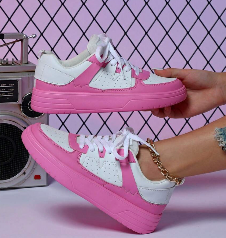 Kvinnors trendiga sneakers med leopardmönster, unik design, komfortabel passform, perfekt för stilmedvetna kvinnor.