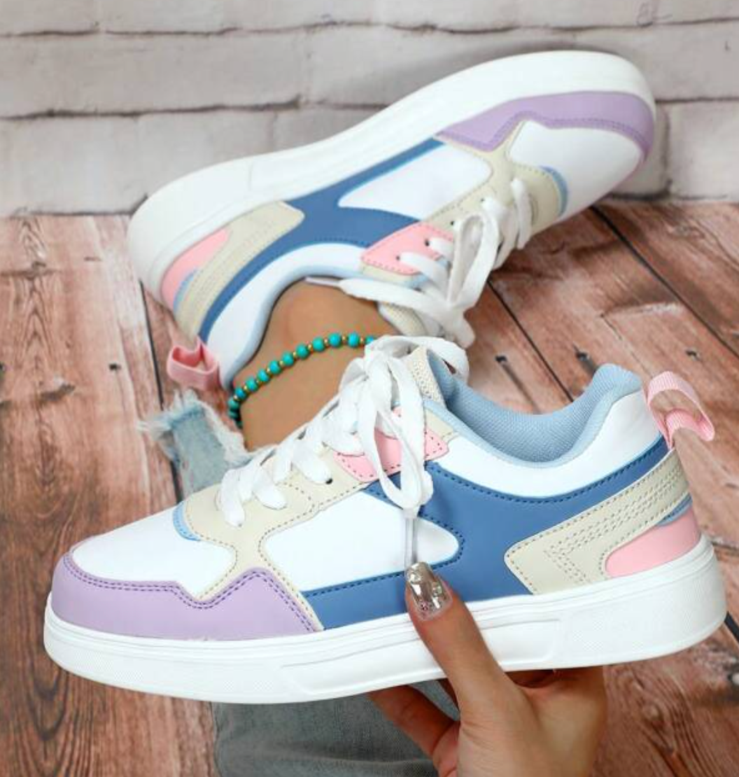 Kvinnors trendiga sneakers med leopardmönster, unik design, komfortabel passform, perfekt för stilmedvetna kvinnor.