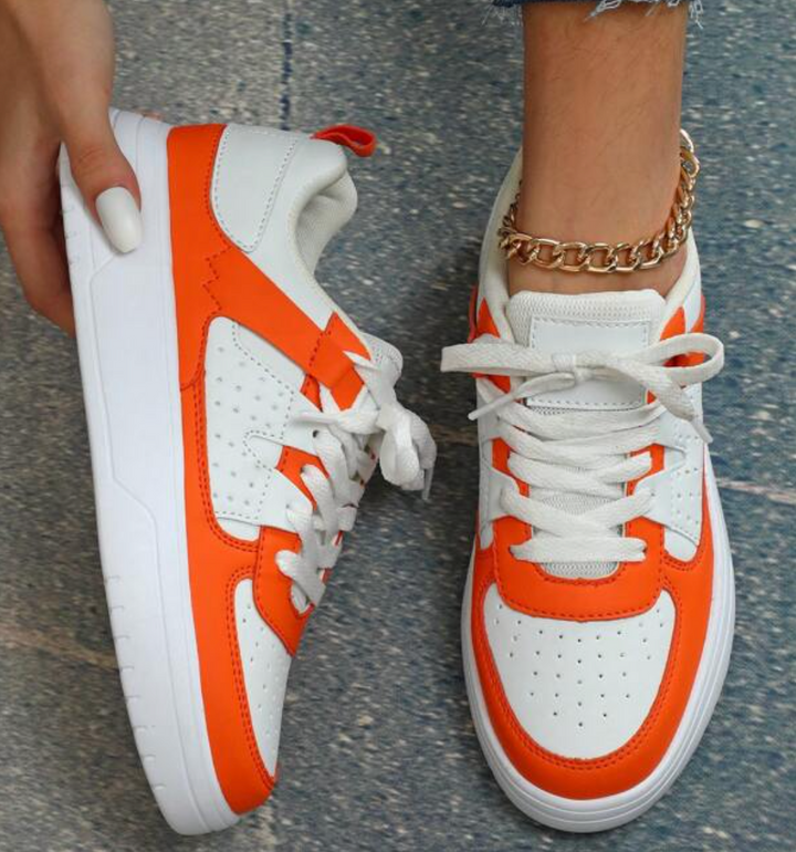 Kvinnors trendiga sneakers med leopardmönster, unik design, komfortabel passform, perfekt för stilmedvetna kvinnor.