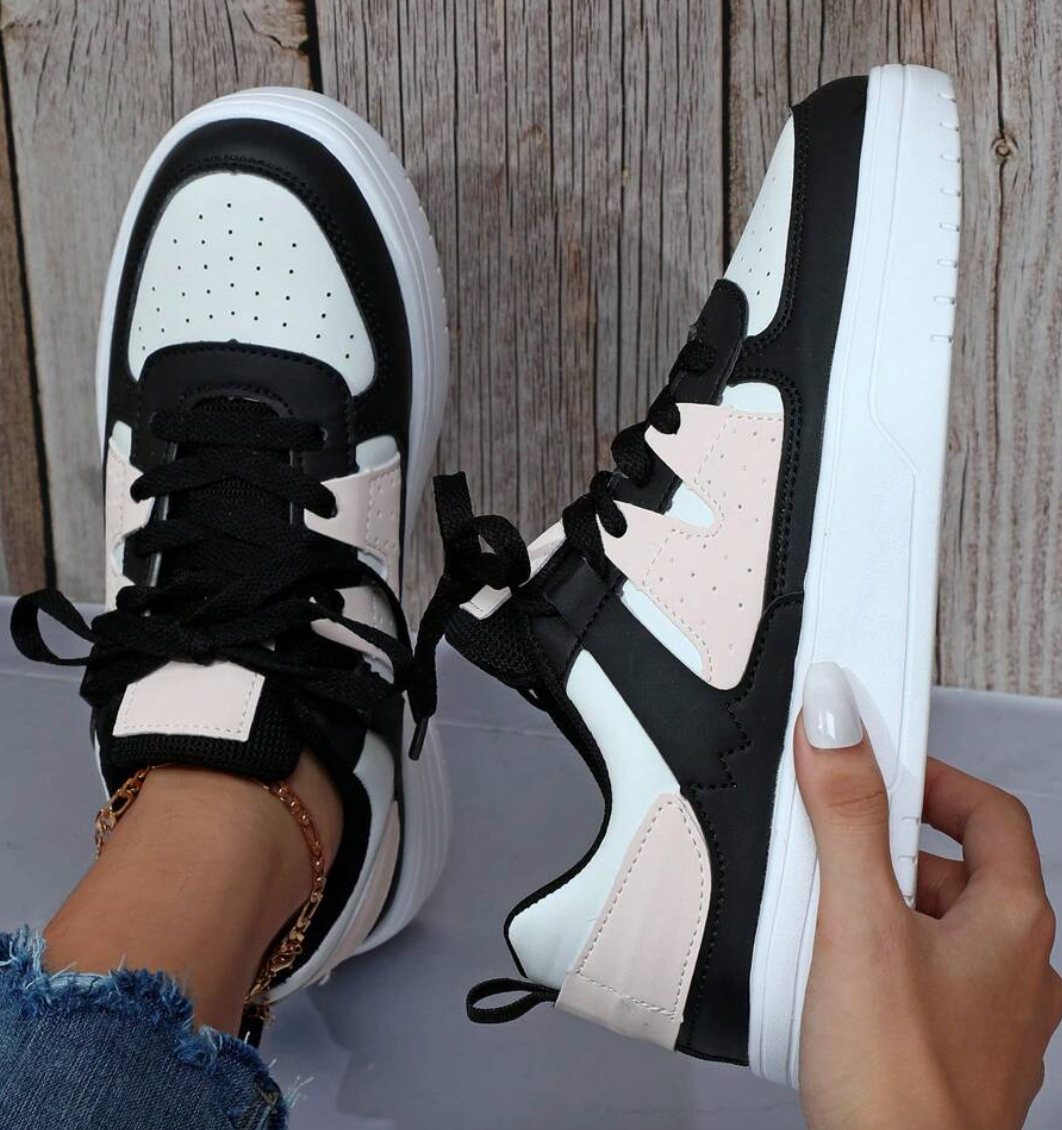 Kvinnors trendiga sneakers med leopardmönster, unik design, komfortabel passform, perfekt för stilmedvetna kvinnor.