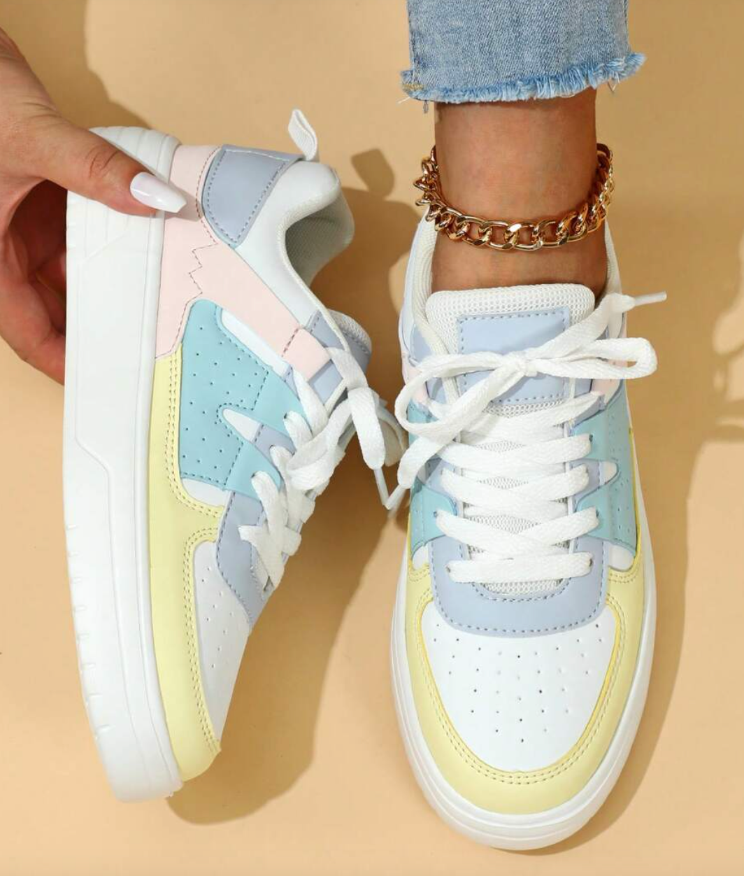 Kvinnors trendiga sneakers med leopardmönster, unik design, komfortabel passform, perfekt för stilmedvetna kvinnor.