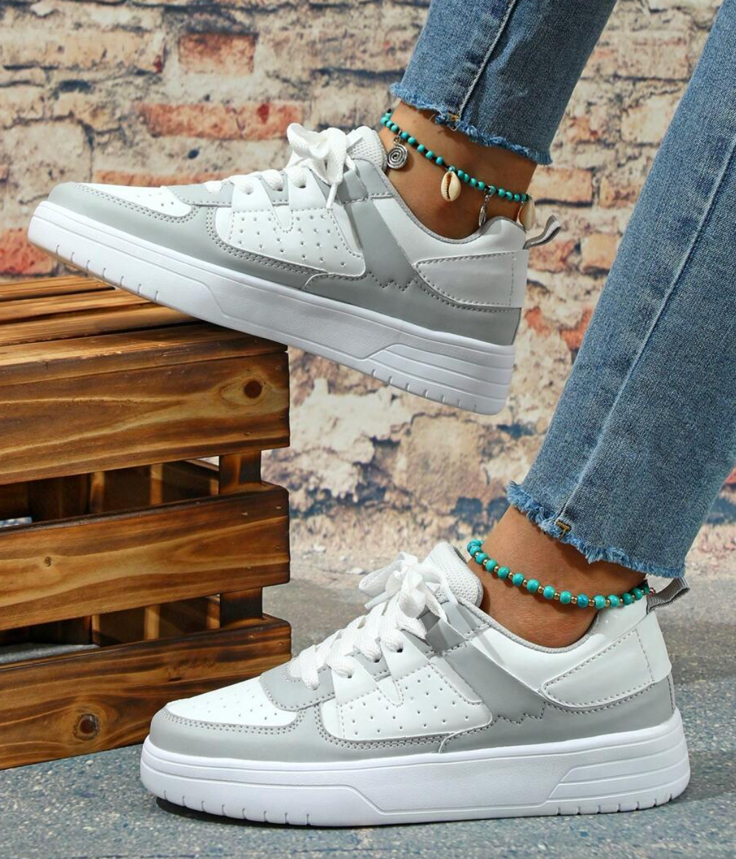 Kvinnors trendiga sneakers med leopardmönster, unik design, komfortabel passform, perfekt för stilmedvetna kvinnor.