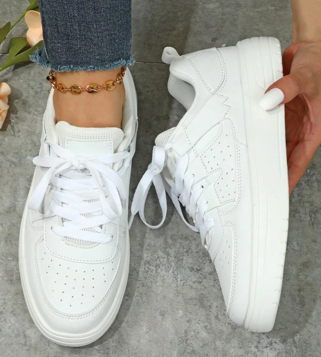 Kvinnors trendiga sneakers med leopardmönster, unik design, komfortabel passform, perfekt för stilmedvetna kvinnor.
