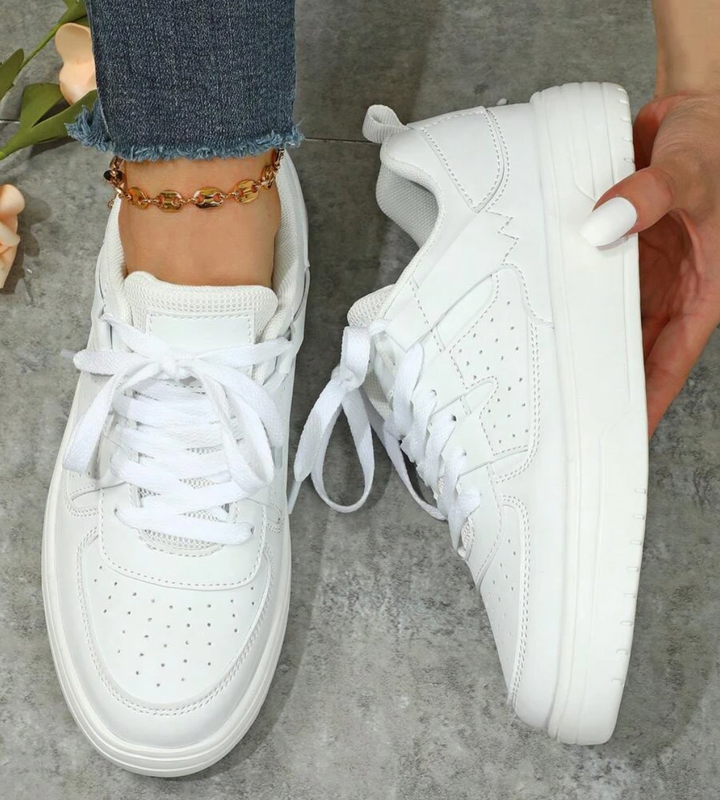 Kvinnors trendiga sneakers med leopardmönster, unik design, komfortabel passform, perfekt för stilmedvetna kvinnor.