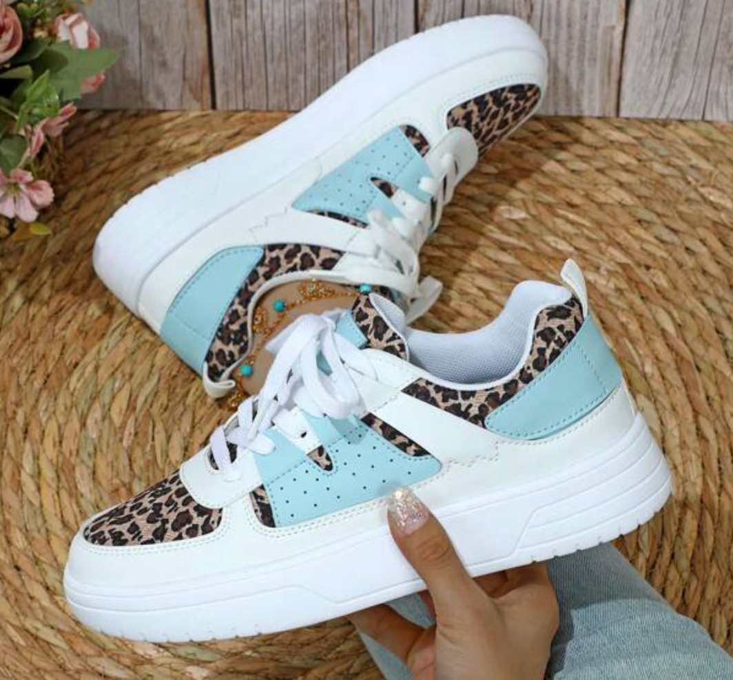 Kvinnors trendiga sneakers med leopardmönster, unik design, komfortabel passform, perfekt för stilmedvetna kvinnor.