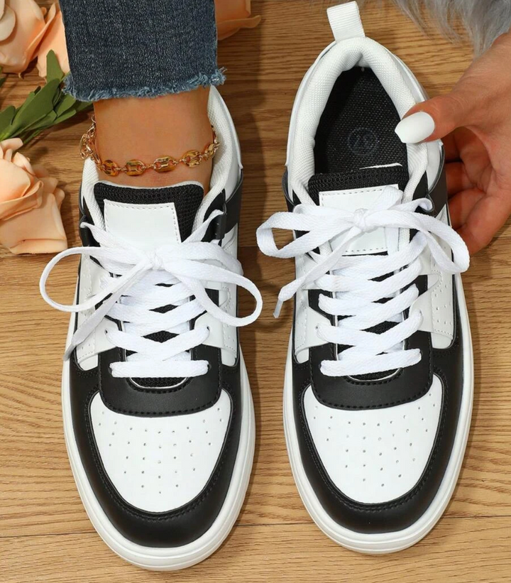 Kvinnors trendiga sneakers med leopardmönster, unik design, komfortabel passform, perfekt för stilmedvetna kvinnor.