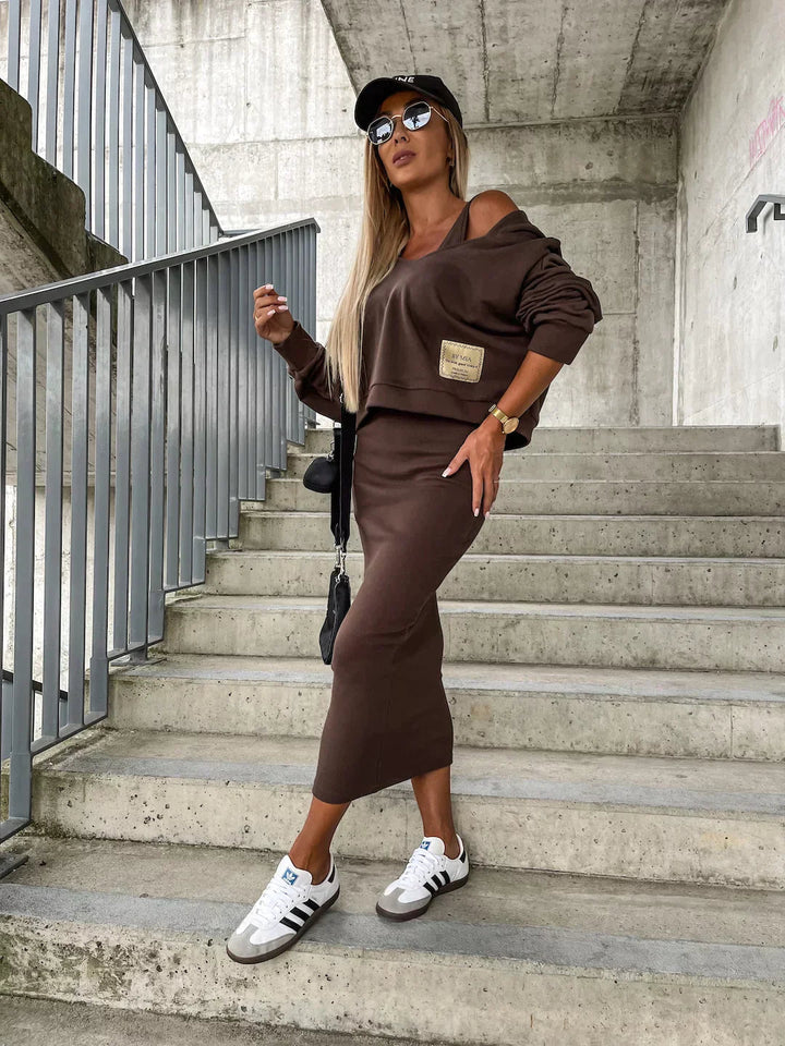 "Kvinnors trendigt klännings- och koftaset i modern design, tvådelat med stiliga detaljer för vardag och speciella tillfällen