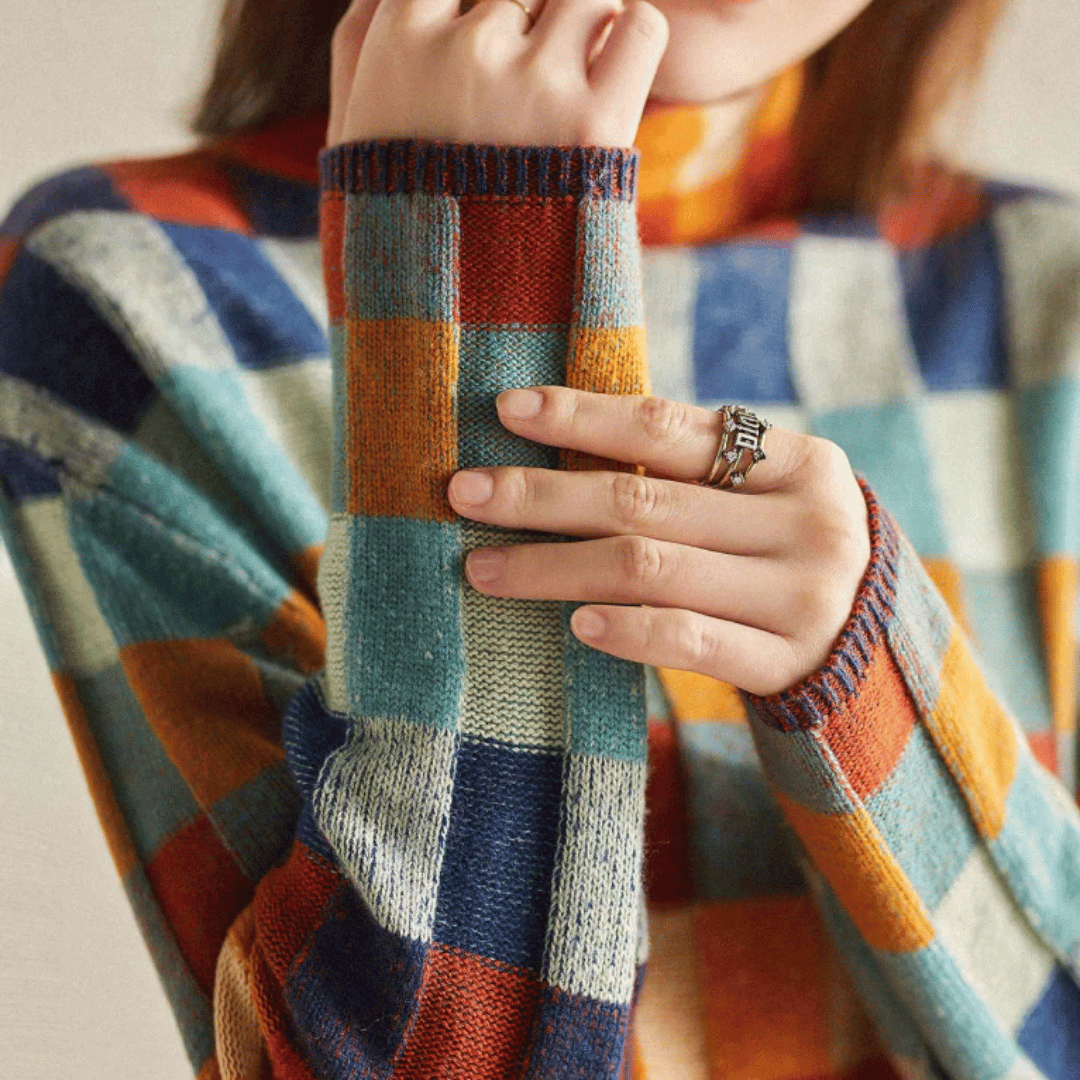 "Kvinnors turtleneck tröja i patchworkdesign, hög krage, mjukt material, perfekt för höstmode och stil."