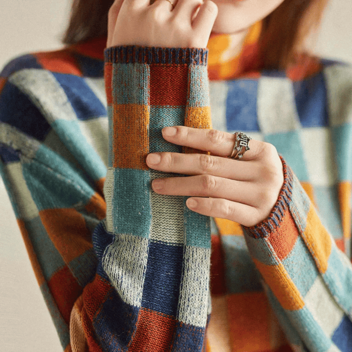 "Kvinnors turtleneck tröja i patchworkdesign, hög krage, mjukt material, perfekt för höstmode och stil."