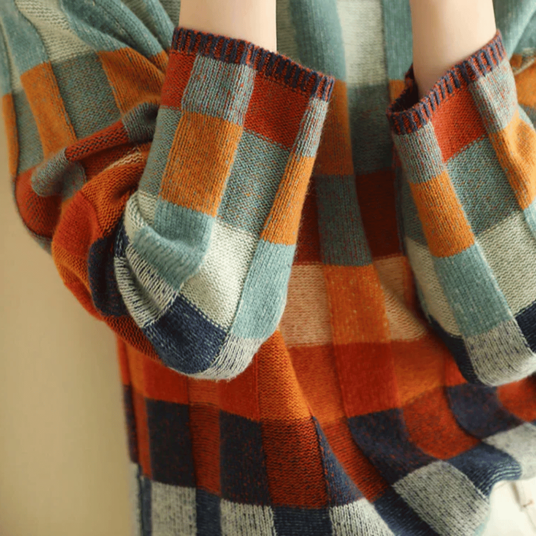 "Kvinnors turtleneck tröja i patchworkdesign, hög krage, mjukt material, perfekt för höstmode och stil."