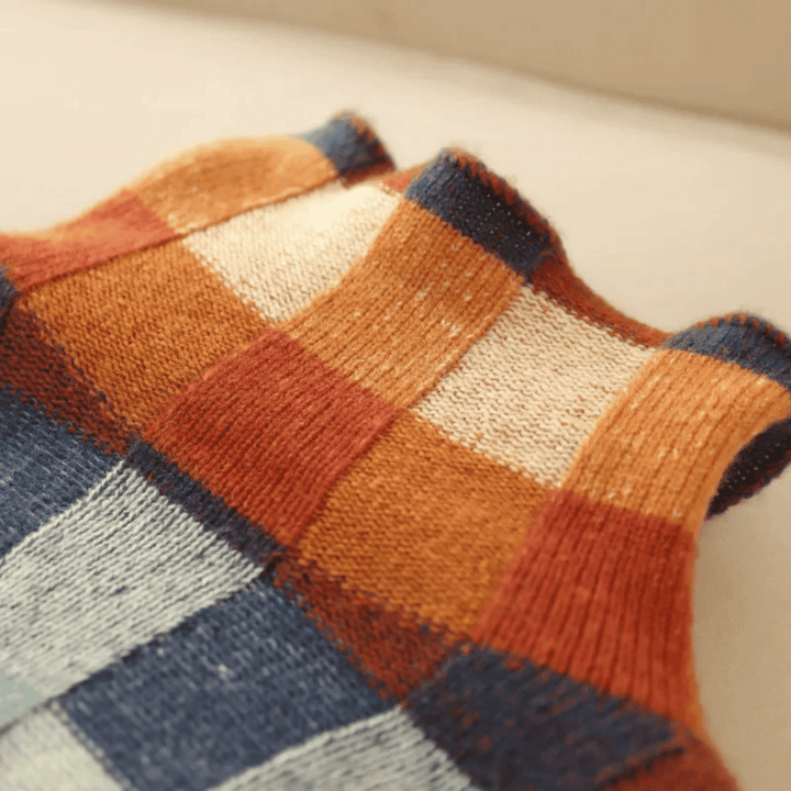 "Kvinnors turtleneck tröja i patchworkdesign, hög krage, mjukt material, perfekt för höstmode och stil."