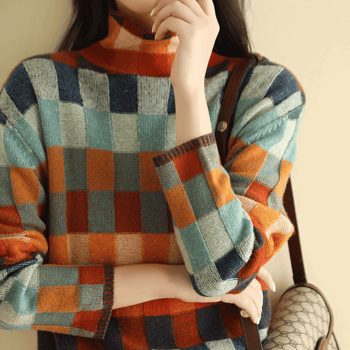 "Kvinnors turtleneck tröja i patchworkdesign, hög krage, mjukt material, perfekt för höstmode och stil."