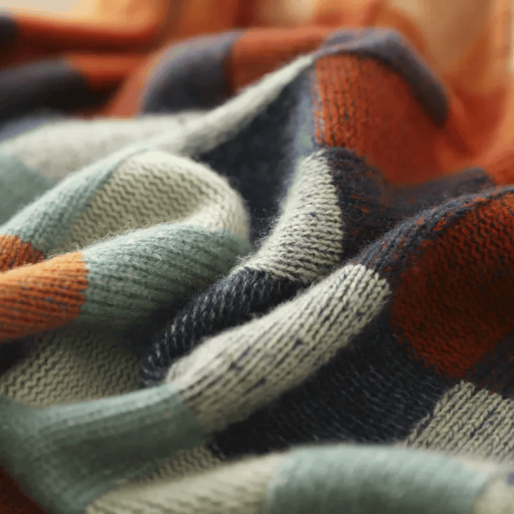"Kvinnors turtleneck tröja i patchworkdesign, hög krage, mjukt material, perfekt för höstmode och stil."