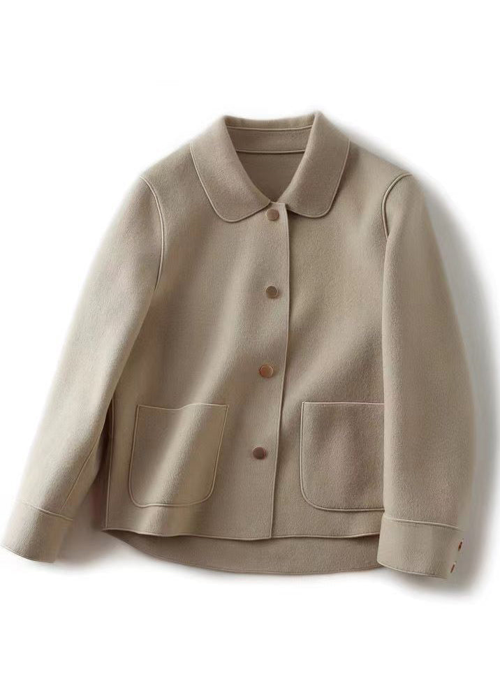 "Kvinnors ullkappa med Peter Pan-krage och fickor, elegant beige design, perfekt för höst och vinter."