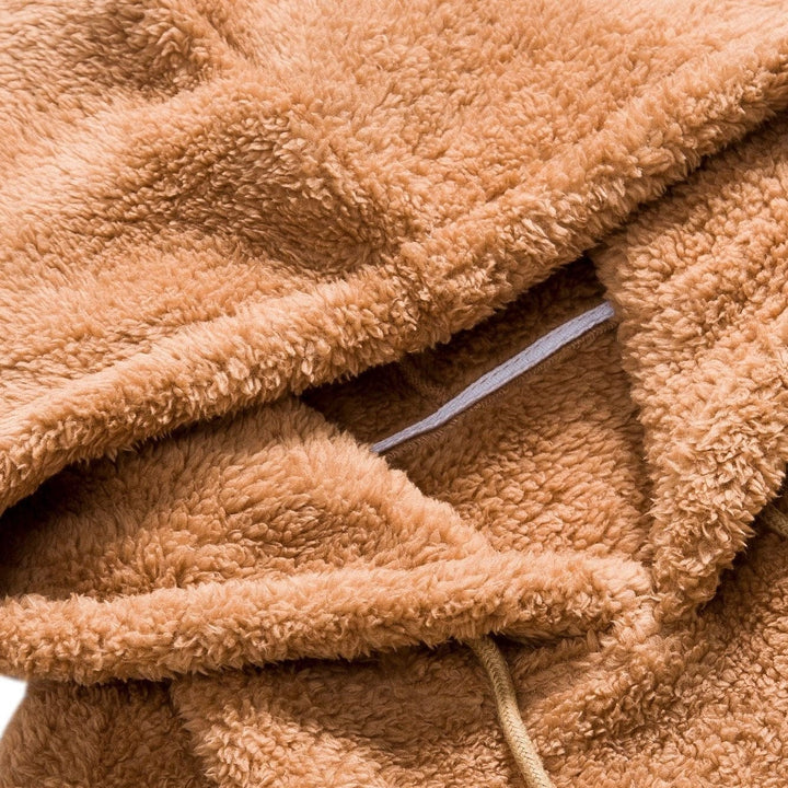 "Kvinnors urban fleecehuvtröja med fickor, mjuk grå fleece, modern streetstyle, praktisk för höst och vinter."