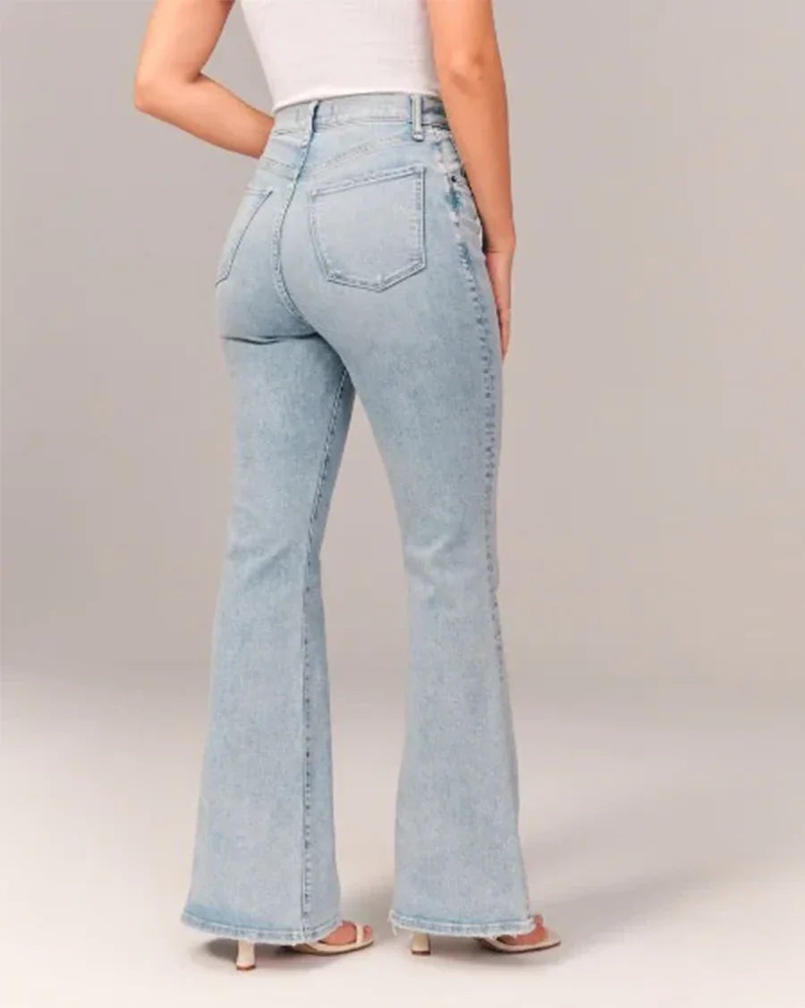 "Kvinnors utsvängda jeans med hög midja och stretch, blå, framhäver smickrande siluett och erbjuder stil och komfort."