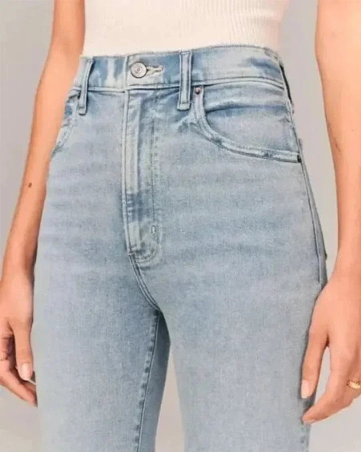 "Kvinnors utsvängda jeans med hög midja och stretch, blå, framhäver smickrande siluett och erbjuder stil och komfort."