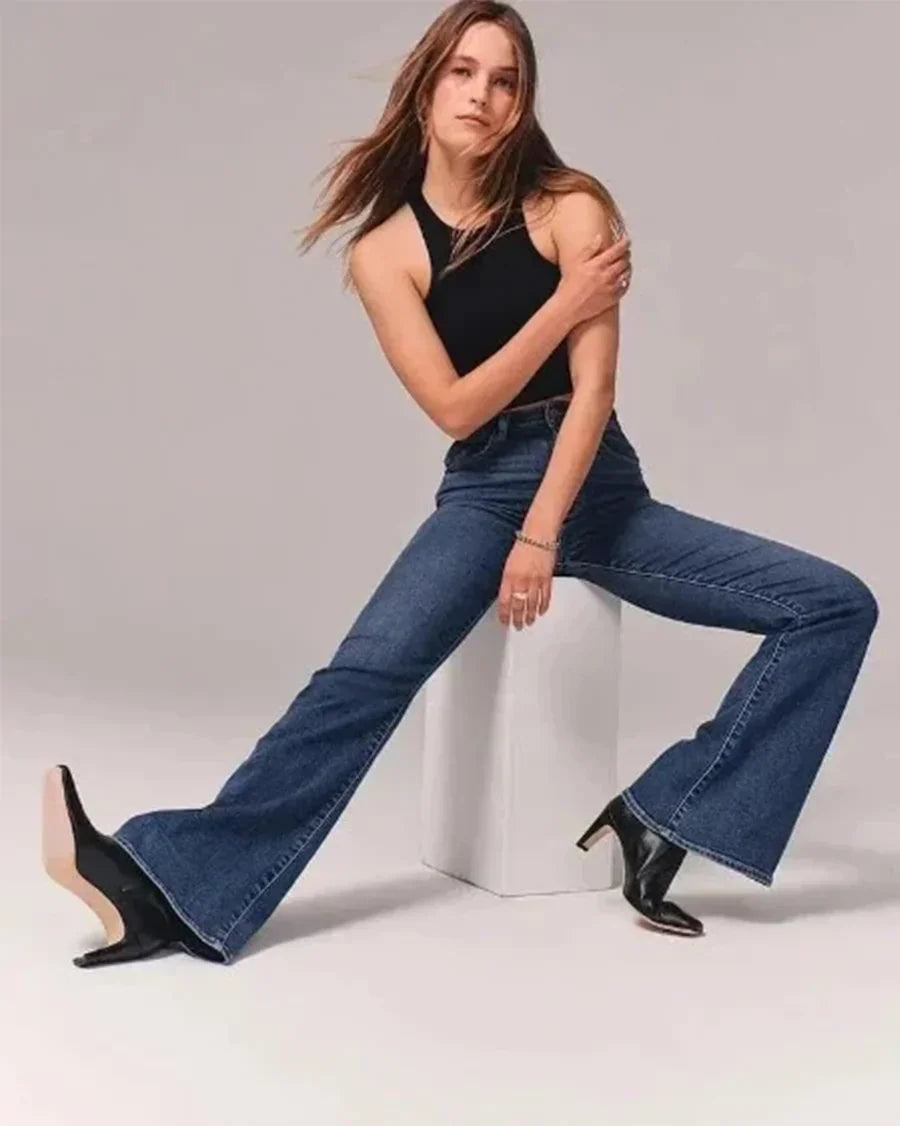 "Kvinnors utsvängda jeans med hög midja och stretch, blå, framhäver smickrande siluett och erbjuder stil och komfort."