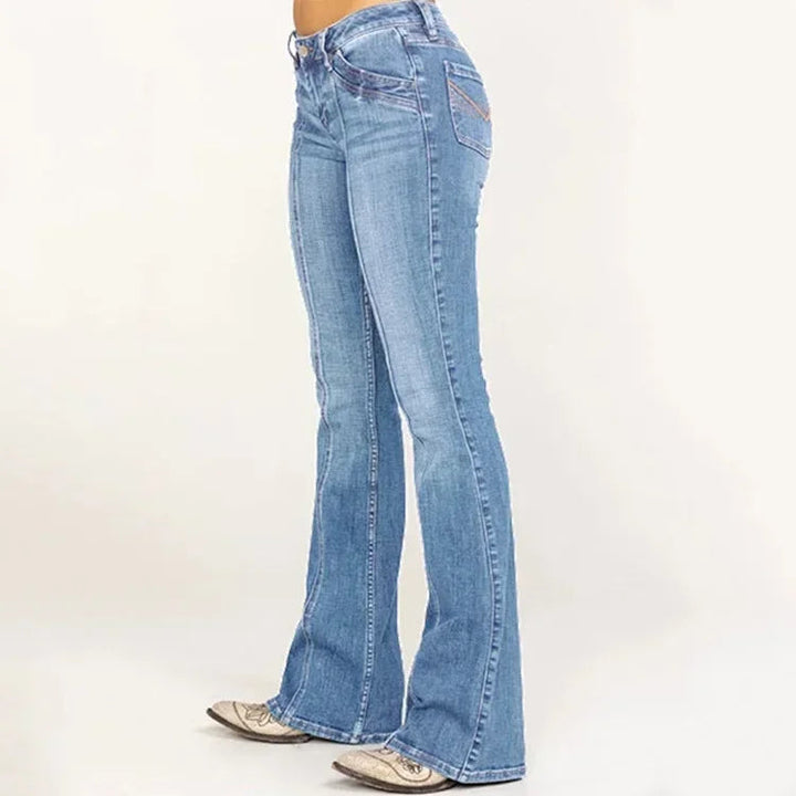 "Kvinnors utsvängda retrojeans med chic stil och bekväm passform, i blå denim med lätt stretch."
