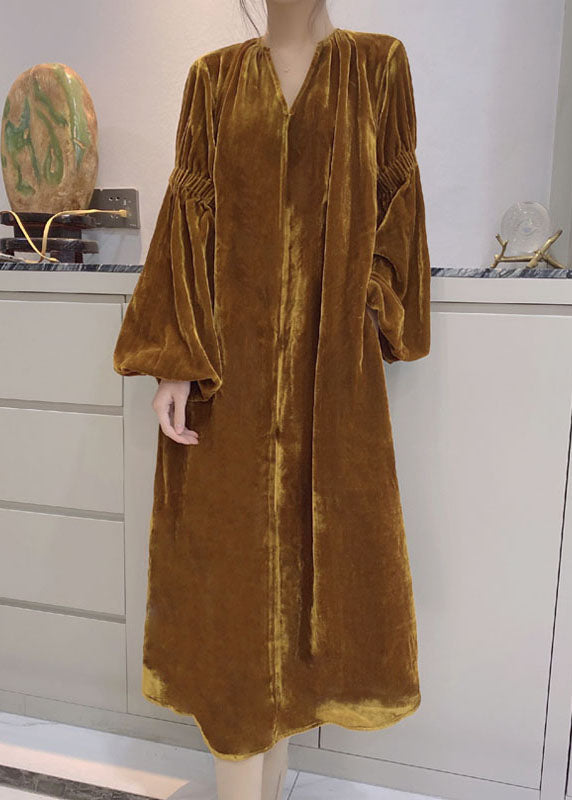 "Kvinnors velourklänning med puffärmar och fickor, mjukt lyxigt tyg för elegant vardag och formella tillfällen."