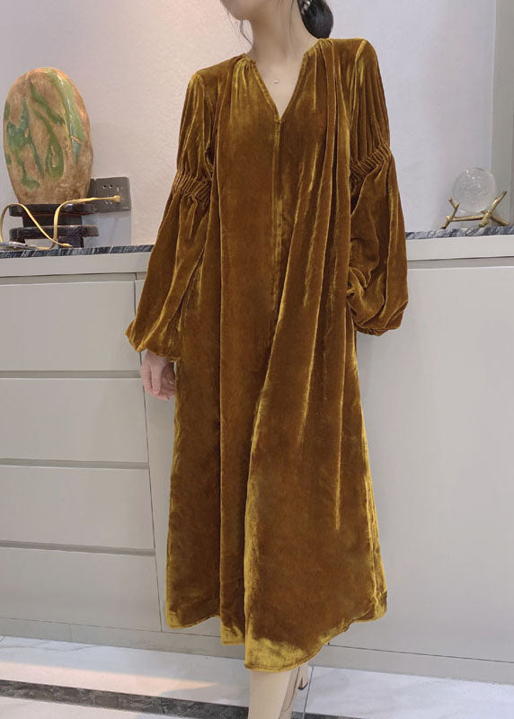 "Kvinnors velourklänning med puffärmar och fickor, mjukt lyxigt tyg för elegant vardag och formella tillfällen."
