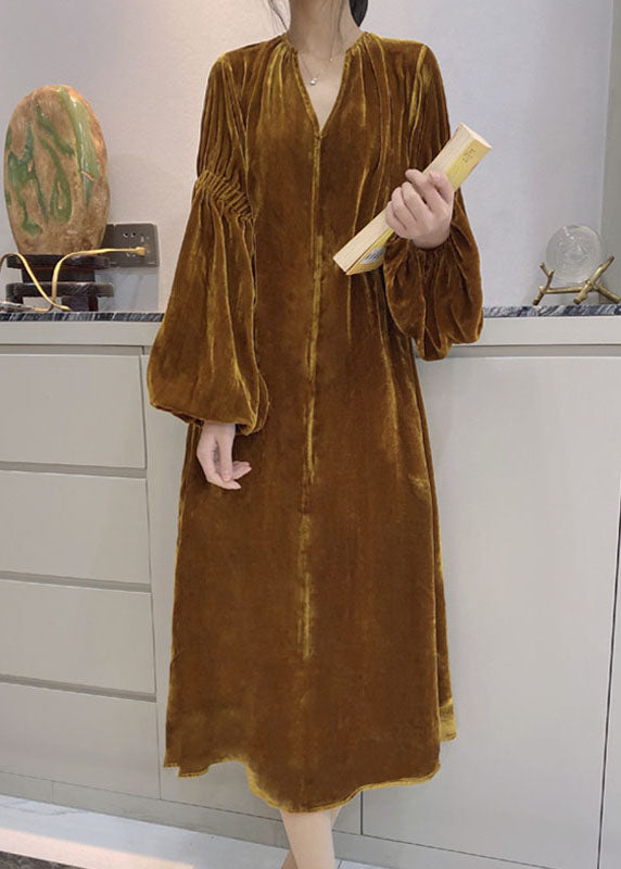 "Kvinnors velourklänning med puffärmar och fickor, mjukt lyxigt tyg för elegant vardag och formella tillfällen."