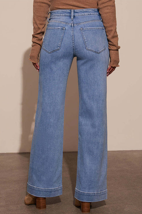 "Kvinnors vida ben jeans, medium mörkblå casual passform, frontvy för avslappnad stil och elegant rörelse."