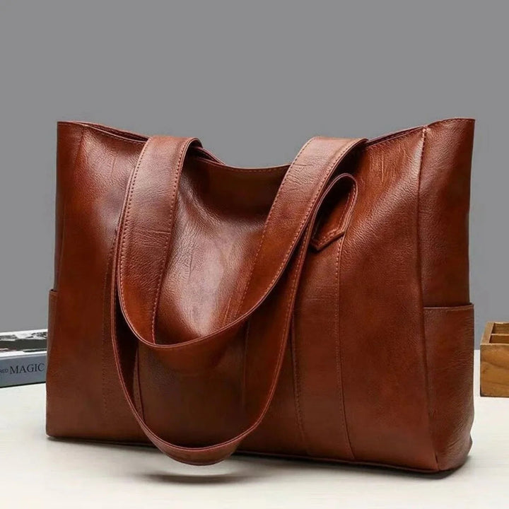 "Kvinnors vintage axelväska i klassisk stil, elegant och rymlig med mjukt ytmaterial, perfekt för alla tillfällen."