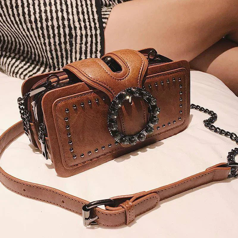 "Kvinnors vintage crossbody väska i svart PU-läder med spänne, elegant och kompakt med justerbar axelrem."